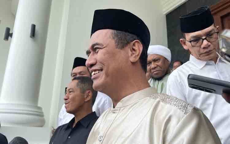 Menteri Pertanian Amran Sulaiman memberi keterangan ketika ditemui setelah acara syukuran 4 juta ton cadangan beras pemerintah (CBP), di Jakarta, Jumat (30/5/2025). (ANTARA/Putu Indah Savitri)