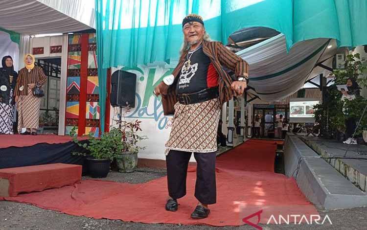 Ahmad Supriyanto (63) tampil dalam peragaan busana pada puncak peringatan Hari Lanjut Usia Nasional (HLUN) Ke-29 Tahun 2025 yang diselenggarakan UPT Kemeterian Sosial (Kemensos) Sentra Satria Baturraden di Sentra Kreasi Atensi Satria Baturraden, Kabupaten Banyumas, Jawa Tengah, Sabtu (31/5/2025). ANTARA/Sumarwoto