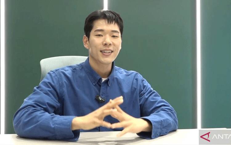 Aktor Korea Selatan Ju Yeon Woo berbincang dengan ANTARA soal hari-harinya di Indonesia, Jumat (30/5/2025). ANTARA/Muhammad Harrel Atthariq