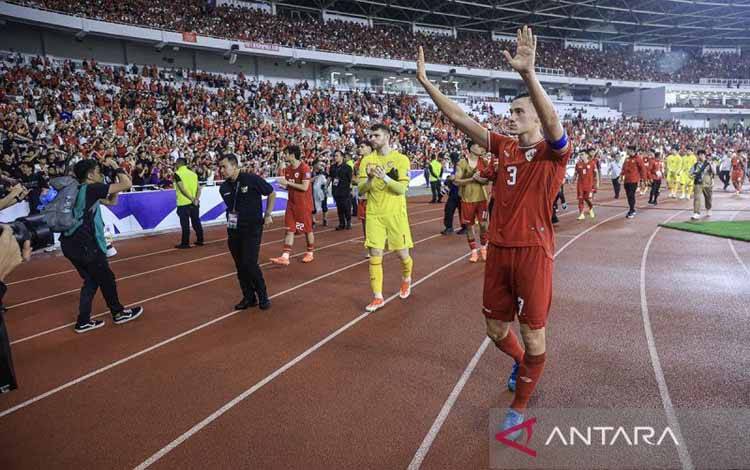 Arsip foto - Pesepak bola Timnas Indonesia Jay Noah Idzes (kanan) bersama sejumlah rekan setimnya menyapa suporter usai bertanding melawan Timnas Jepang dalam laga Grup C Babak Ketiga Kualifikasi Piala Dunia 2026 di Stadion Utama Gelora Bung Karno (SUGBK), Senayan, Jakarta, Jumat (15/11/2024). ANTARA FOTO/Dhemas Reviyanto/nym/pri.