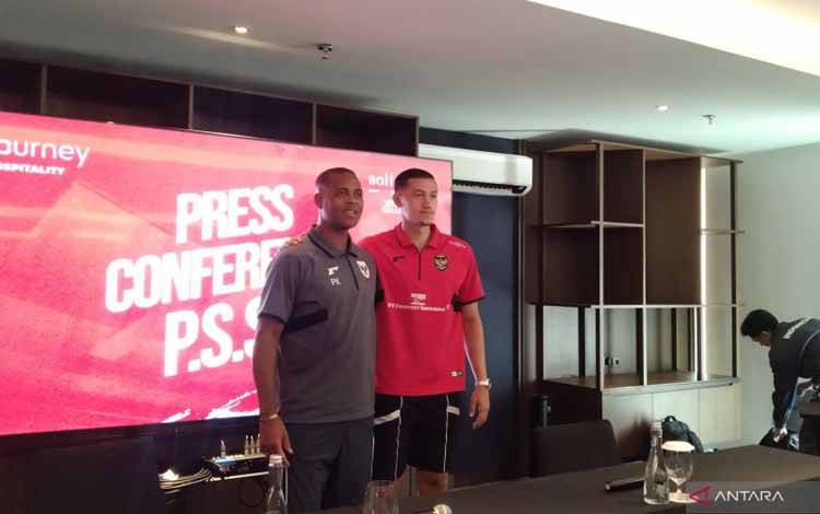 Pelatih Tim Nasional (Timnas) Indonesia Patrick Kluivert (kiri) bersama kapten Timnas Indonesia Jay Idzes saat jumpa pers kepada awak media di Sanur, Denpasar, Bali, Minggu (1/6/2025). ANTARA/Dewa Ketut Sudiarta Wiguna