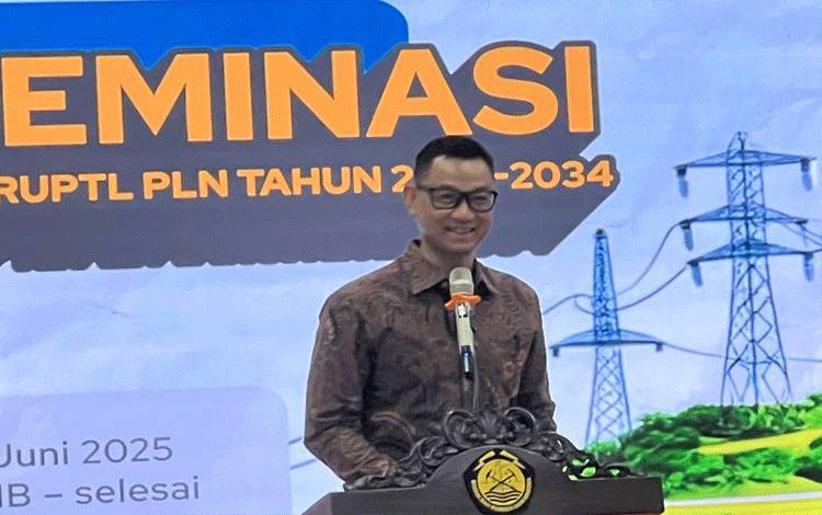 Direktur Utama PT PLN (Persero) Darmawan Prasodjo dalam acara Diseminasi RUKN dan RUPTL di Direktorat Jenderal Ketenagalistrikan, Jakarta, Senin (2/6/2025). (ANTARA/Putu Indah Savitri)