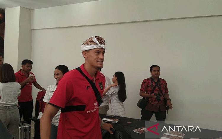 Kapten Tim Nasional (Timnas) Indonesia Jay Idzes mengenakan ikat kepala khas pria Bali atau udeng setelah merampungkan pemusatan latihan di Denpasar, Bali, Minggu (1/6/2025) (ANTARA/Dewa Ketut Sudiarta Wiguna)