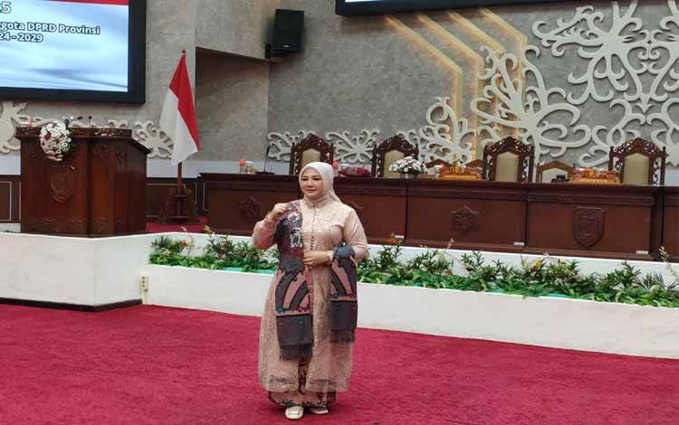Anggota DPRD Kalteng Endang Susilawati usai dilakukan pengangkatan PAW (Foto : PATHUR)