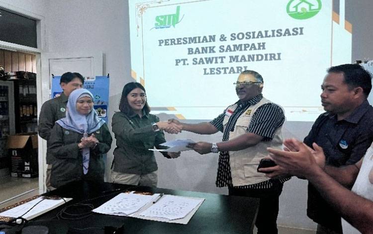 Peresmian dan Sosialisasi Bank Sampah PT Sawit Mandiri Lestarinarau PT SML. (FOTO: Istimewa)