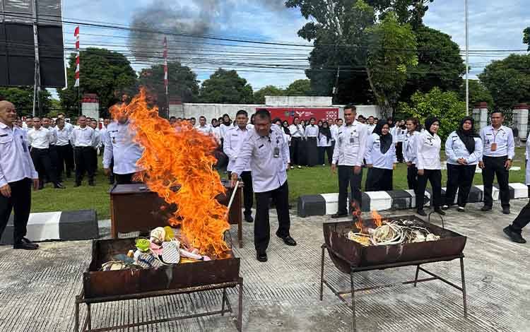 Kakanwil Ditjen Pas Kalteng I Putu Murdiana saat memusnahkan barang hasil sitaan razia blok hunian rutan dan lapas (Foto : IST)
