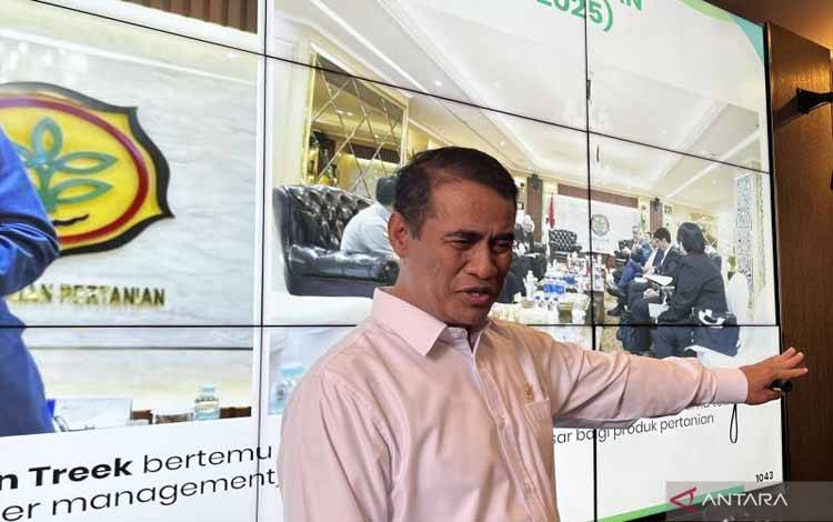 Menteri Pertanian Andi Amran Sulaiman saat menanggapi pertanyaan awak media di Kantor Kementetian Pertanian RI Jakarta, Selasa (3/6/2025). (ANTARA/Arnidhya Nur Zhafira)