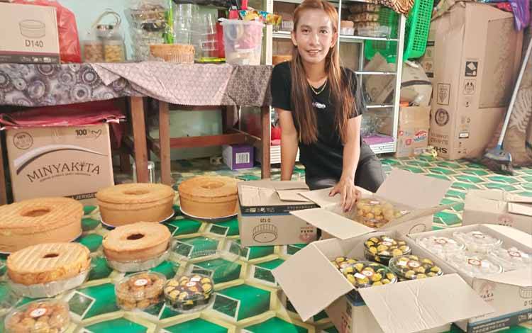 Pemilik usaha pembuatan kue Dapur Ussy ?saat mempersiapkan kue pesanan pelanggan menjelang datangnya Hari Raya Iduladha 1446 H (Foto : Fahrul)