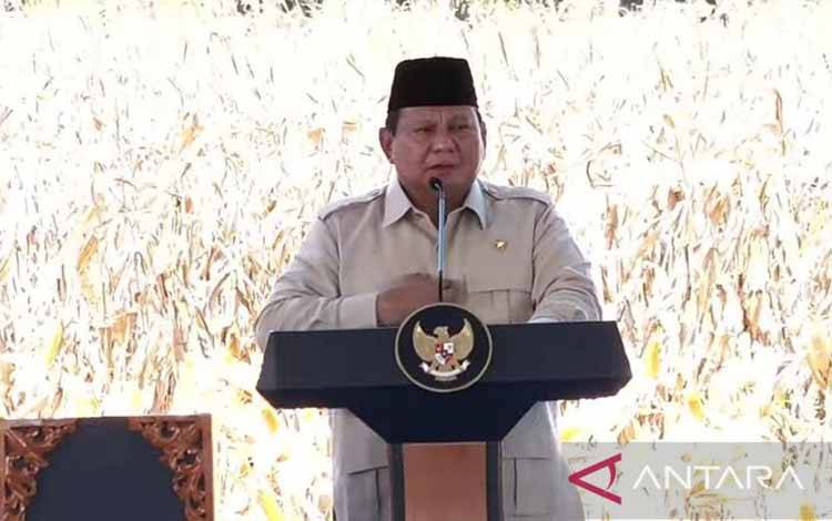 Presiden Prabowo Subianto memberikan sambutan pada panen raya jagung serentak kuartal II di Kabupaten Bengkayang, Kalimantan Barat, Kamis (5/6/2025). ANTARA/Mentari Dwi Gayati