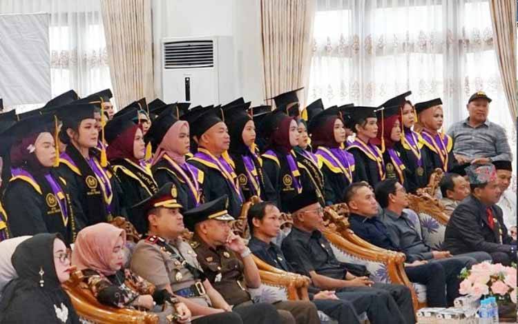 Anggota DPRD Barito Utara saat menghadiri wisuda mahasiswa STIE Muara Teweh.(foto: Dhani)