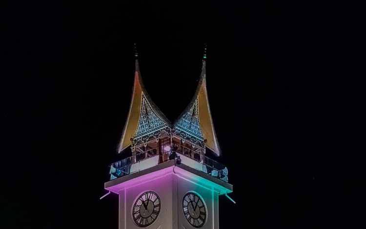 Potret Jam Gadang pada malam hari yang menjadi ikon Kota Bukittinggi, Sumatera Barat, Kamis (5/6/2025). ANTARA/Muhammad Zulfikar