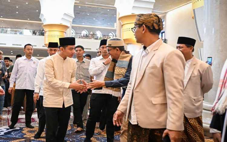 Wakil Presiden RI Gibran Rakabuming Raka melaksanakan salat Iduladha di Masjid Raya Sheikh Zayed, Solo, Jawa Tengah, Jumat (6/6/2025). ANTARA/HO-BPMI Setwapres