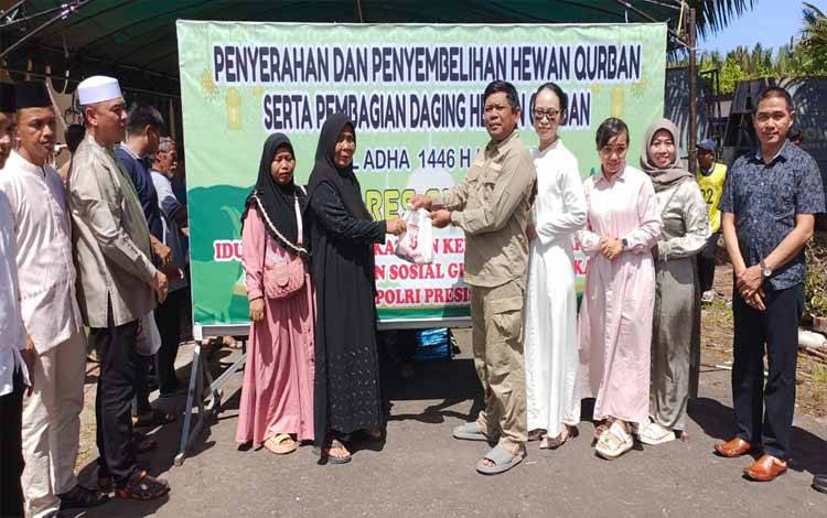 Kapolres Seruyan AKBP Han's Itta Papahit didampingi Ketua Bhayangkari Seruyan dan pejabat utama menyerahkan daging kurban kepada perwakilan masyarakat di Kuala Pembuang (Foto : Fahrul