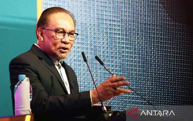 Arsip foto - Perdana Menteri Malaysia Anwar Ibrahim memberikan sambutan pada pembukaan Malaysia International Halal Showcase (MIHAS) 2024 di MITEC, Kuala Lumpur, Selasa (17/9/2024). ANTARA/Virna P Setyorini/aa.
