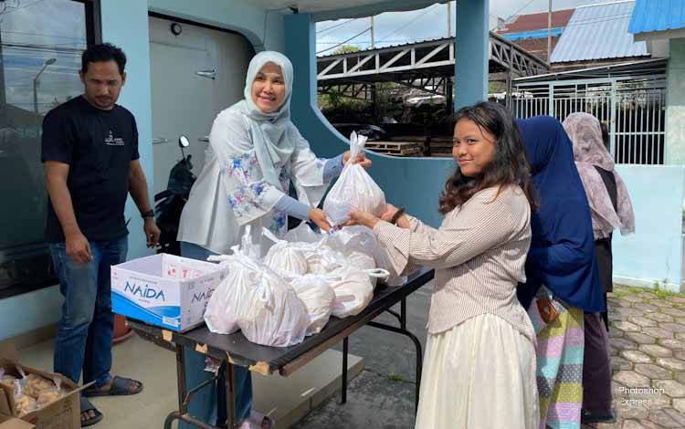 Head of Media Borneonews - Palangka Post Revy Apriani saat membagikan daging kurban pada masyarakat sekitar kantor di Kelurahan Mendawai, Pangkalan Bun, Kabupaten Kobar, Sabtu, 7 Juni 2025