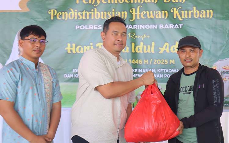 Kapolres Kobar AKBP Theodorus Priyo Santosa menyerahkan daging kurban secara simbolis kepada Ketua PWI Kobar Syamsudin.