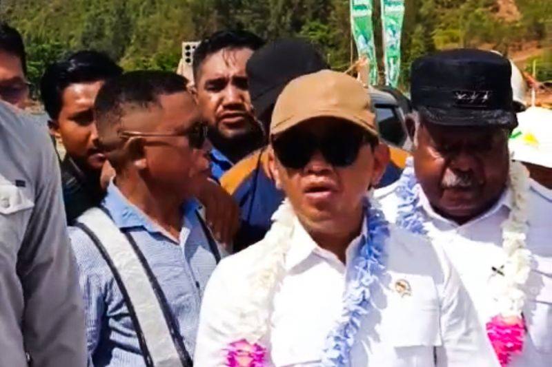 Menteri Energi dan Sumber Daya Mineral (ESDM) Bahlil Lahadalia mengunjungi Pulau Gag, Raja Ampat, Sorong, Papua Barat, Sabtu (7/6/2025). ANTARA/HO