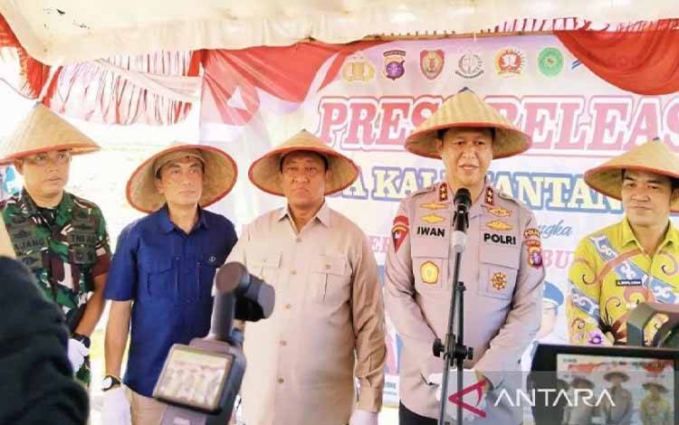 Kapolda Kalimantan Tengah Irjen Pol Iwan Kurniawan memberikan keterangan usai memimpin panen jagung serentak yang dipusatkan di Desa Kanamit Kecamatan Maliku, Kamis (5/6/2025). (ANTARA/Dita Marsena)