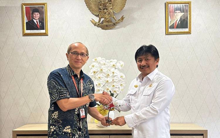 Captain Achmad Sadikin Abdurachman (kiri) menjadi Pelaksana Tugas (Plt.) Direktur Utama Indonesia AirAsia (IAA). (ANTARA/HO-AirAsia)