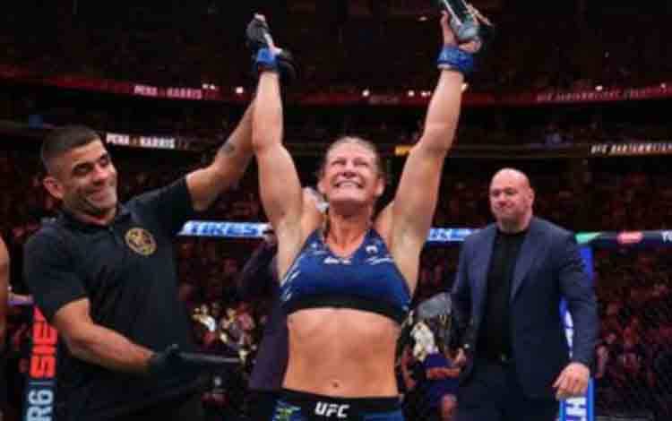 Kayla Harrison menyabet gelar juara pertamanya di kelas bantam wanita (61,2kg) Ultimate Fighting Championship (UFC) setelah mengalahkan Julianna Pena di UFC 316 di New Jersey, Minggu (8/6/2025). (Laman MMA Fighting)