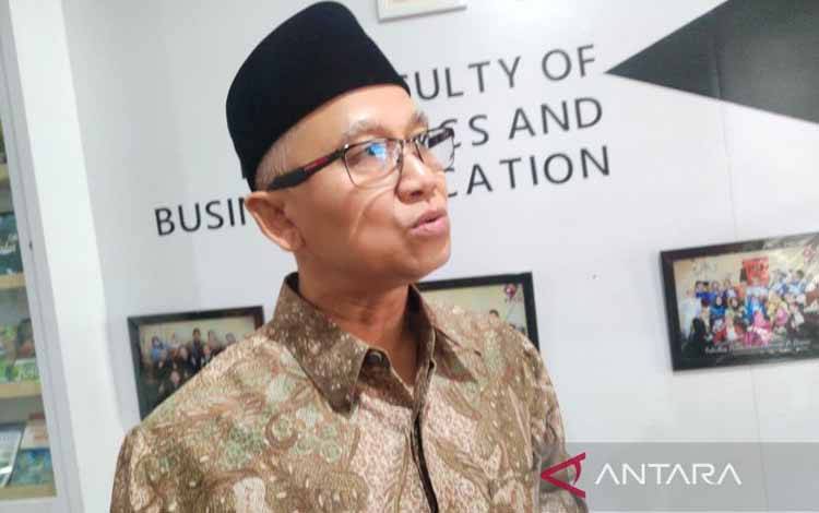 Wakil Menteri Pendidikan Dasar dan Menengah (Wamendikdasmen) Atip Latipulhayat memberikan keterangan di Kampus UPI Bandung, Senin (9/6/2025). ANTARA/Ricky Prayoga