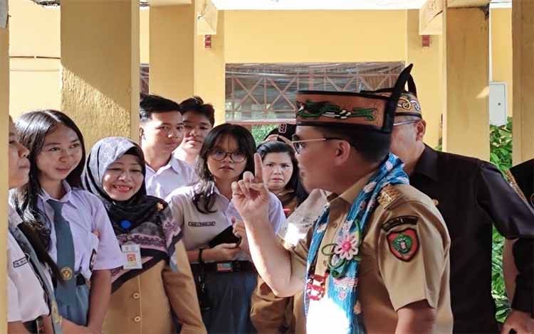 Gubernur Kalimantan Tengah, Agustiar Sabran menyapa dan berbincang dengan pelajar SMAN 3 Palangka Raya. (FOTO: HERMAWAN)