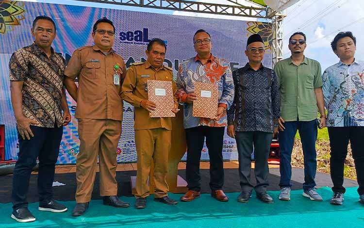 Kades Luwuk Bunter bersama PT. SEAL usai penandatanganan nota kesepahaman, Selasa, 10 Juni 2025.(FOTO : DEVI)