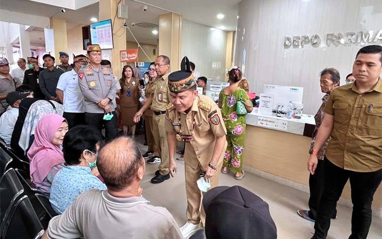 Gubernur Kalimantan Tengah (Kalteng), Agustiar Sabran saat menyapa pasien dalam rangkaian sidak di RSUD dr Doris Sylvanus Palangka Raya. (FOTO: ANSHARI)