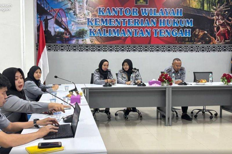 Rapat evaluasi progres akta Koperasi Merah Putih di Kantor Kanwil Kemenkum Kalteng di Palangka Raya, Selasa (10/6/2025). (ANTARA/Rendhik Andika)