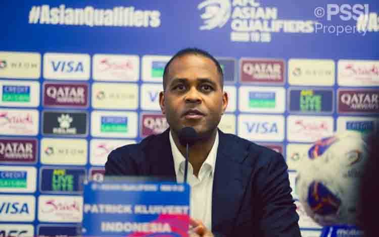 Pelatih timnas Indonesia Patrick Kluivert berbicara pada jumpa pers pasca kekalahan 0-6 dari Jepang pada laga penutup kualifikasi Piala Dunia 2026 putaran ketiga Grup C di Stadion Suita, Prefektur Osaka, Selasa (10/6/2025). (ANTARA/HO-PSSI