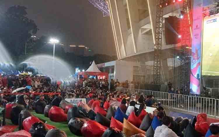 Warga memadati acara menonton bersama atau nobar pertandingan timnas Indonesia melawan Jepang di Stadion Utama Gelora Bung Karno (SUGBK) Jakarta, Selasa (10/6/2025). (ANTARA/Aloysius Lewokeda)