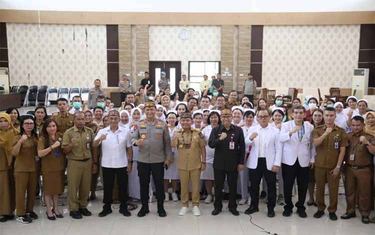 Gubernur Kalimantan Tengah, Agustiar Sabran foto bersama saat rangkaian kunjungan ke RSUD Doris Sylvanus. (FOTO:ASEP)