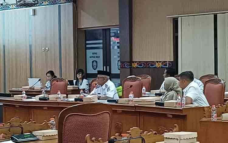 Rapat pembahasan Raperda Pertanggungjawaban Pelaksanaan APBD Tahun Anggaran 2024. (FOTO: DEWIP)