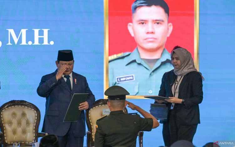 Presiden Prabowo Subianto (kiri) mengukuhkan salah satu perwakilan calon hakim militer di Gedung MA, Jakarta, Kamis (12/6/2025). Mahkamah Agung mengukuhkan sebanyak 1.451 orang dari Peradilan Umum, Peradilan Agama, Peradilan Militer, dan Peradilan Tata Usaha Negara, serta merupakan yang pertama dilakukan setelah terakhir dilakukan pengangkatan hakim karir pada 2020. ANTARA FOTO/Aditya Pradana Putra/bar