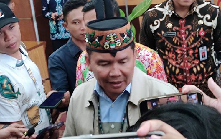 Gubernur Kalimantan Tengah (Kalteng), Agustiar Sabran usai memimpin Rapat Koordinasi Optimalisasi Pendapatan Daerah. (FOTO: HERMAWAN)