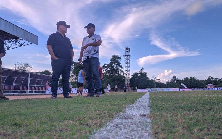 Kepala Dinas Pemuda dan Olahraga Wiyono mendampingi Bupati Kotim Halikinnor memantau persiapan HNR Cup I, Kamis, 12 Juni 2025. (FOTO: IST)