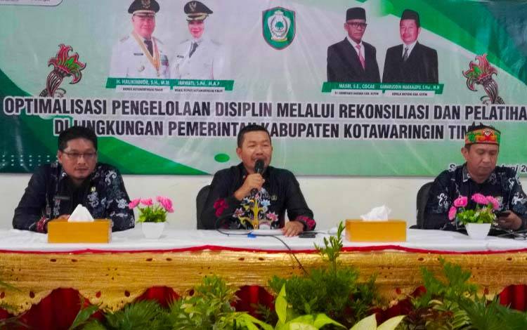 Kepala BKPSDM Kotim Kamaruddin saat pemaparan pada sosialisasi optimalisasi pengelolaan disiplin melalui rekonsiliasi dan pelatihan di lingkungan Pemerintah Kabupaten Kotim, Kamis, 12 Juni 2025. (FOTO: DEVI)