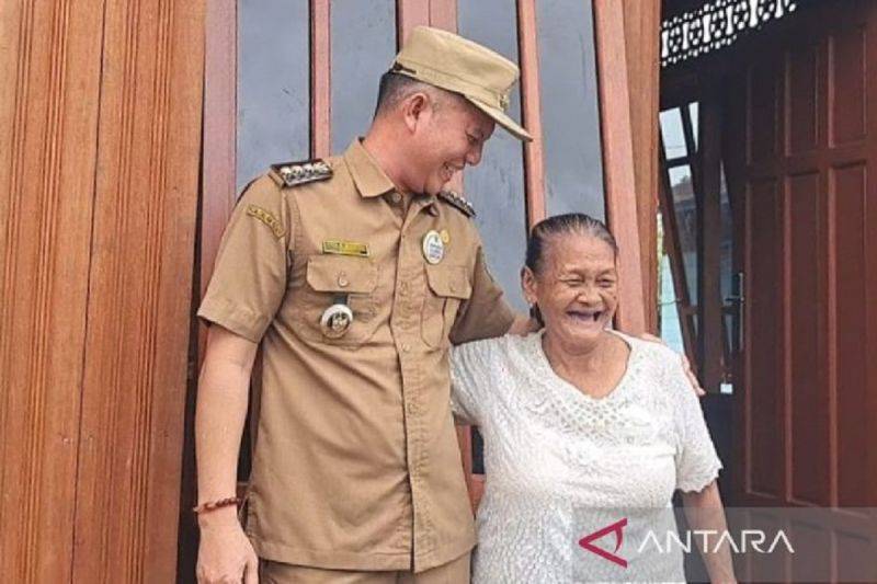 Bupati Gunung Mas, Jaya Samaya Monong bersama salah satu warga setempat. (ANTARA/Chandra)