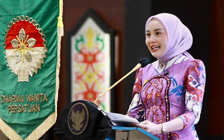 Penasehat DWP Provinsi Kalteng Aisyah Thisia Agustiar Sabran saat menyampaikan sambutannya. (FOTO:FERY)