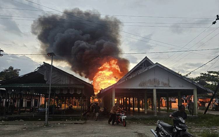 Bekas Kantor PLN Desa Buntoi saat terbakar, Jumat 13 Juni 2025, Sore. (FOTO: RETHA)