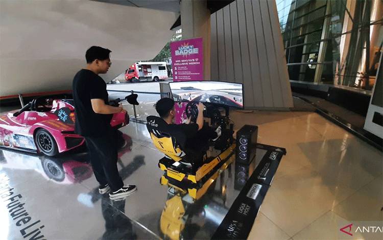 Seorang pengunjung menjajal simulator mobil balap di sela kegiatan "Jakarta Future Festival (JFF) 2025", TIM, Jakarta. ANTARA/Lia Wanadriani Santosa