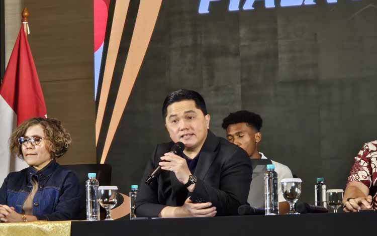 Ketua Umum PSSI, Erick Thohir menghadiri jumpa pers mengenai Piala Presiden 2025 di Danareksa Tower, Jakarta, Jumat (13/6/2025). (ANTARA/RAUF ADIPATI)