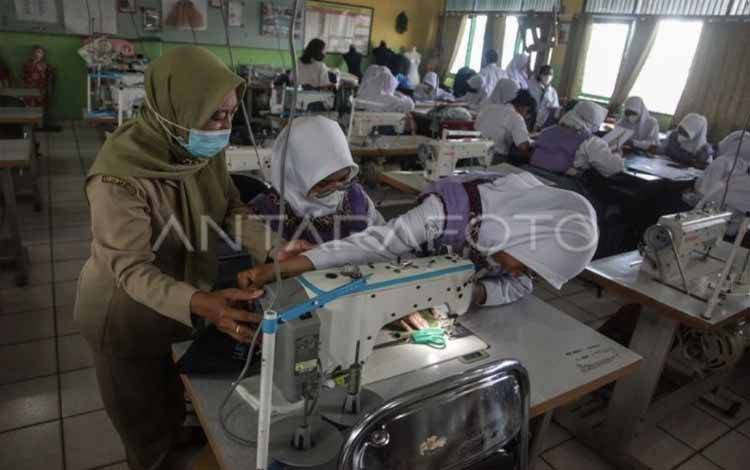 Arsip - Sejumlah siswa mengikuti pelajaran praktik tata busana di SMK Negeri 3 Palangka Raya beberapa waktu lalu. ANTARA FOTO/Makna Zaezar