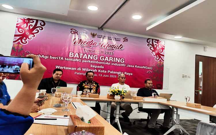Pengawasan Lembaga Jasa Keuangan Otoritas Jasa Keuangan atau OJK Kalimantan Tengah, Raden Anggy Priansyah (kanan) dalam Media Update OJK Kalteng.(FOTO: TESTI PRISCILLA)
