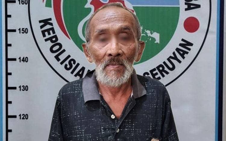 AS (61) alias Mbah Brewok saat diamankan Satresnarkoba Polres Seruyan. (Foto : Ist)