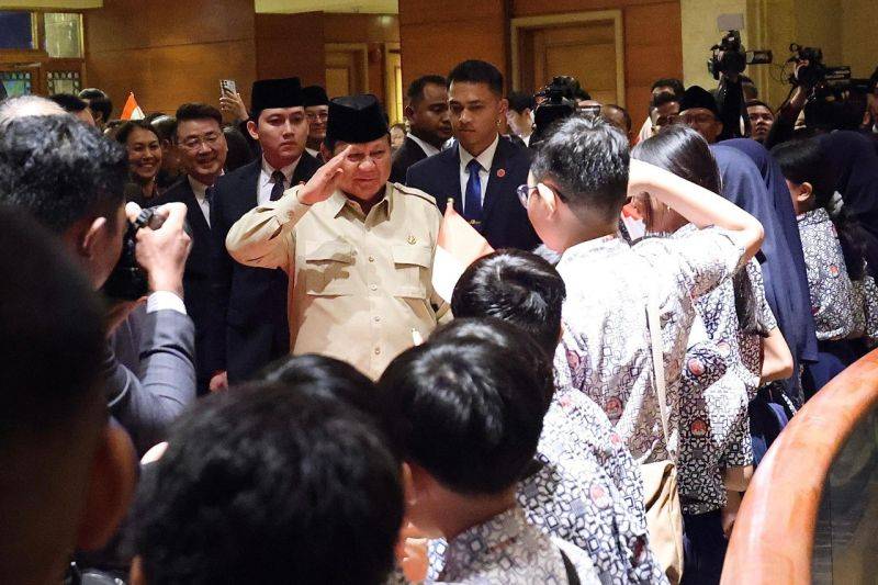 Presiden RI Prabowo Subianto memberikan salam hormat kepada siswa Sekolah Indonesia Singapura (SIS) di lobi hotel tempat Kepala Negara menginap di Singapura, Minggu (15/6/2025). (ANTARA/HO-Tim Media Presiden Prabowo)