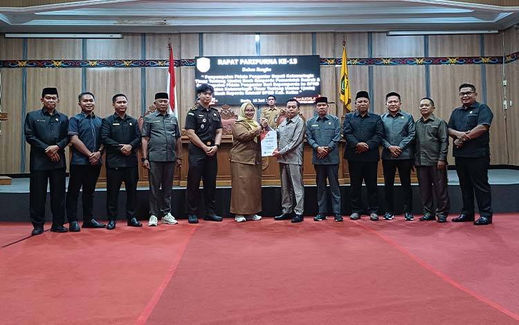 Wakil Bupati Kotawaringin Timur Irawati menyerah Raperda pajak dan retribusi daerah kepada Pimpinan DPRD Kotim, Senin, 16 Juni 2025. (FOTO: DEWIP)