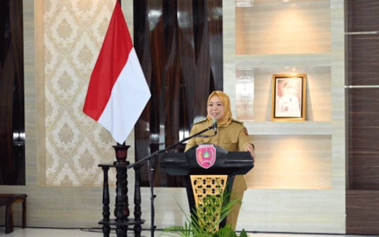 Bupati Kobar Nurhidayah dalam penyerahan secara simbolis SK AHU dari Kementerian Hukum dan HAM kepada para ketua koperasi Merah Putih, Senin, 16 Juni 2025. (FOTO: IST)
