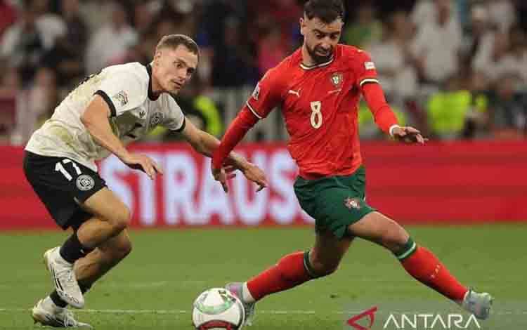 Pemain Jerman Florian Wirtz berebut bola dengan pemain Portugal Bruno Fernandes pada semifinal UEFA Nations League di Allianz Arena, Munich, Jerman, Rabu (4/6/2025). Portugal melaju ke final usai menundukkan Jerman 2-1. ANTARA FOTO/Xinhua/Philippe Ruiz/rwa.
