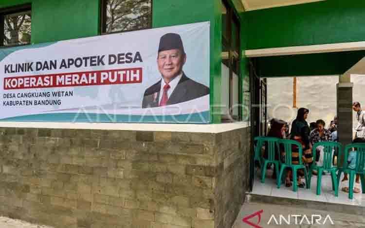 Warga antre untuk melakukan pemeriksaan kesehatan mereka di Klinik Koperasi Desa (Kopdes) Merah Putih, Desa Cangkuang Wetan, Bandung, Jawa Barat, Kamis (15/5/2025). ANTARA FOTO/Raisan Al Farisi/Spt.